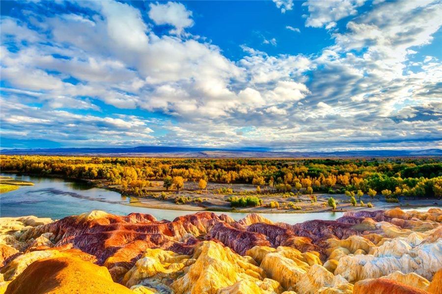 新疆，丝绸之路上的多彩明珠播音稿